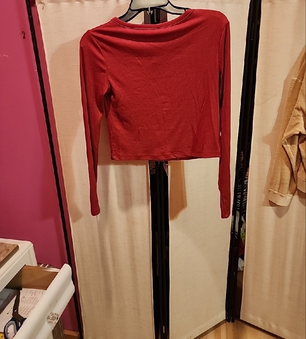 Women’s Ribbed Button-Front Crop Top - Picture 3 of 3